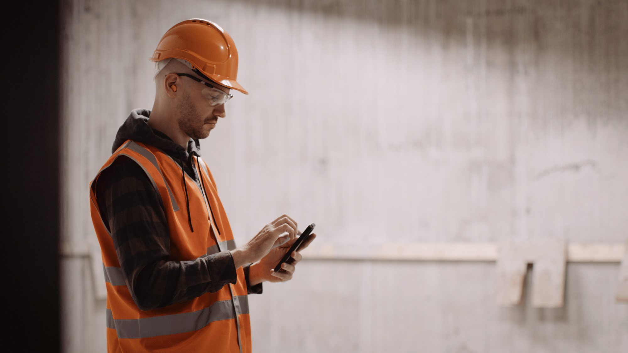 SiteDocs-Photo-Construction Worker-Phone